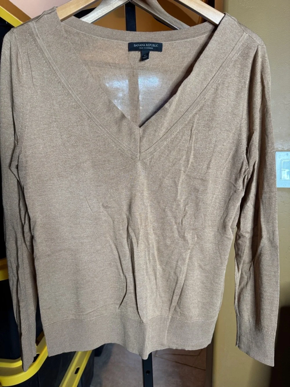 Banana Republic Silk Cashmere V-Neck Sweater Camel Brown Lightweight Knit Medium - Picture 3 of 8